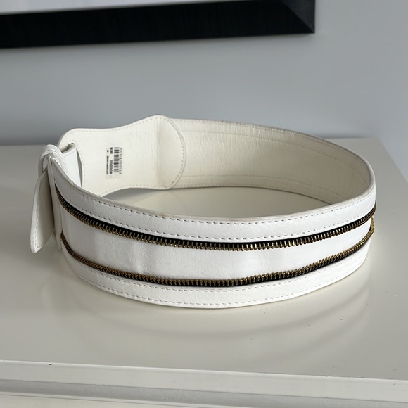 A gorgeous white belt for gorgeous ladies 🐬 - Picture 2 of 9